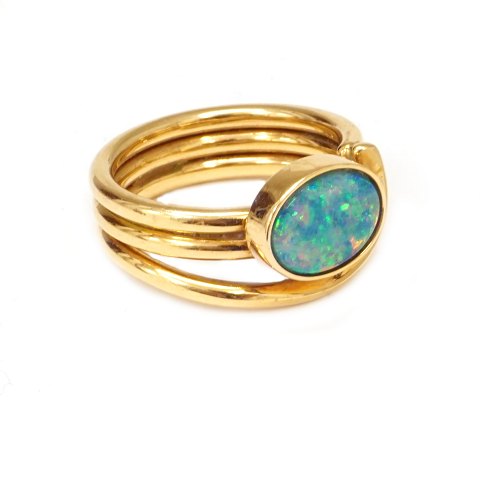 Ring aus 14kt Gold mit einem Opal. I. Holm, 
Kopenhagen, 1893-1970. Ringgr. 54