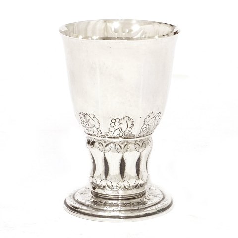 Georg Jensen sølv vase #60. Georg Jensen sterlingsølv vase prydet med stiliserede vinranke og -drue dekoration. Fremstillet i perioden 1915-30. H: 13,5cm. V: 219gr