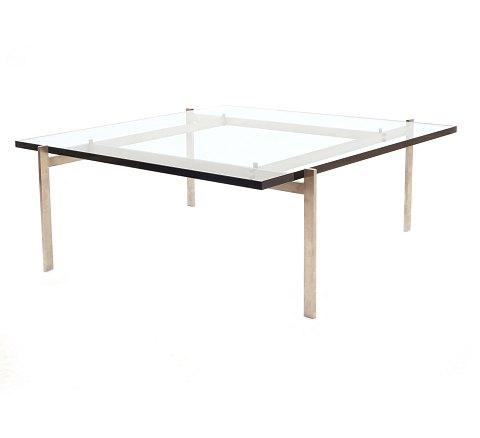 Poul Kjærholm sofabord PK61 med stel i stål og plade i glas.  Glasplade med minimalt kantafslag på ca. 2x2mm og brugsspor. H. 32cm. Plade: 80x80cm