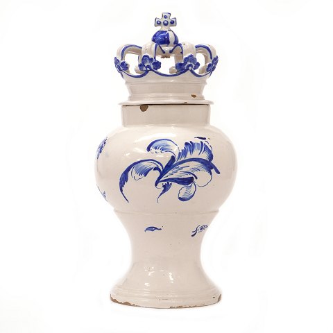 Potpourrivase i blådekoreret fajance fra Slesvig i 
Johann Rambusch periode, 1758-73. H: 33cm