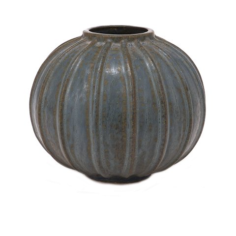 Arne Bang vase med rillet korpus model nummer 6. 
Signeret. H: 13cm