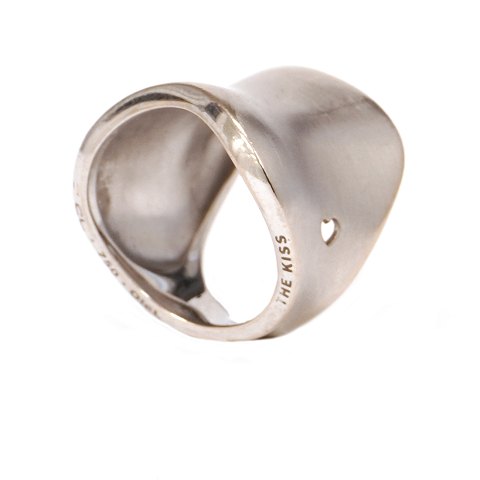 Ole Lynggaard, Copenhagen, 18kt whitegold ring 
"The Kiss". Ringsize: 54-55