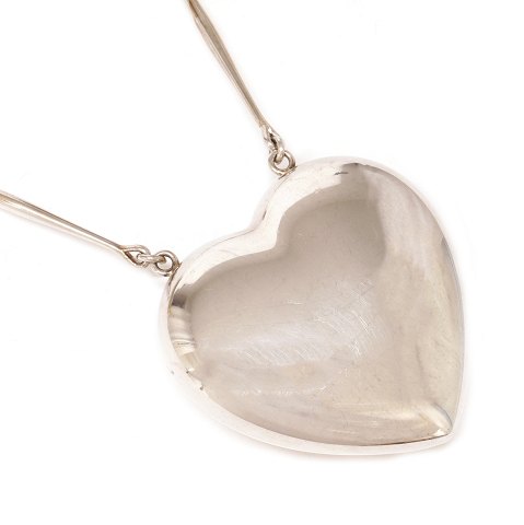 Georg Jensen large sterlingsilver heart necklace 
126. Heart: 6x6,5cm. Necklace L: 78cm
