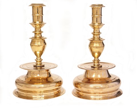 Pair of Baroque bell shaped brass candlesticks. 
Denmark or Northgermany circa 1740. H: 27,5cm