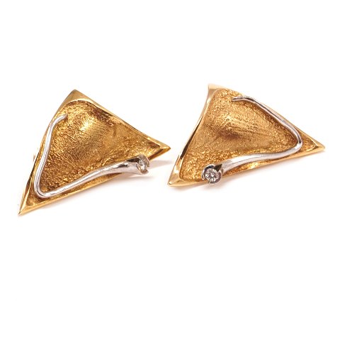 Pair of Ole Lynggaard 14kt gold ear clips each 
with a diamond of each ca. 0,1ct. Size: 18x34mm