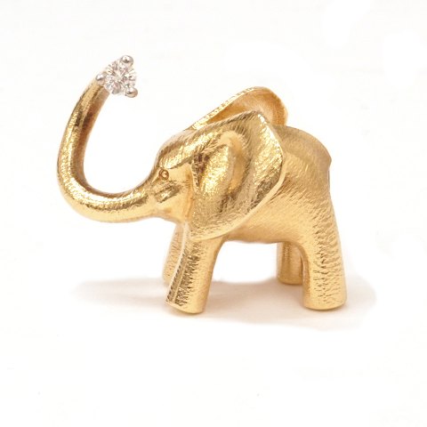Ole Lynggard, Copenhagen, 14kt gold elephant clasp 
with 0,1ct diamond. Size: 25x23mm