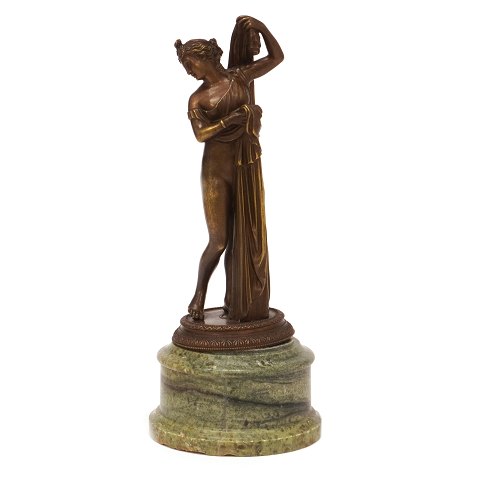 Grand Tour souvenir i form af bronze skulptur 
forestillende Venus på grøn marmorsokkel. Signeret 
"Sommer Napoli". ca. år 1850. H: 30cm