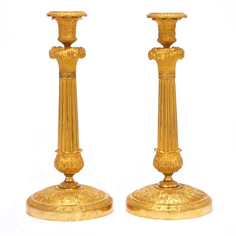 Et par lueforgyldte Empire bronze stager. Frankrig 
ca. år 1810. H: 30,5cm