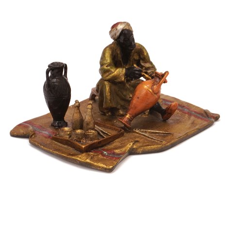 Wienerbronze, signiert Franz Bergmann. H: 5,8cm. 
Fuss: 7,5x9cm