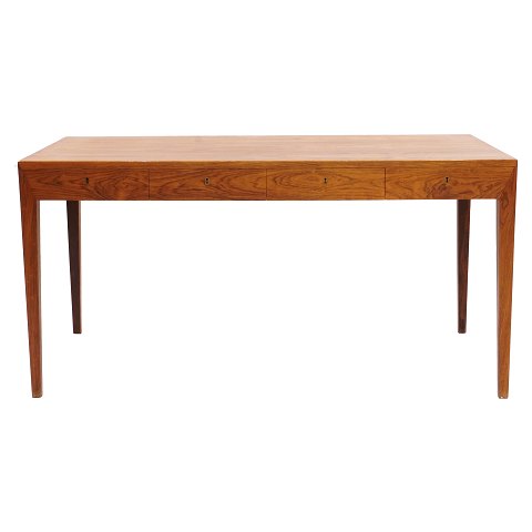 Severin Hansen skrivebord. Palisander fineret 
skrivebord med fire skuffer. Formgivet af Severin 
Hansen og produceret af Haslev Møbelsnedkeri. 
Nøgler medfølger. Pæn stand. H: 72cm. Plade: 
75x143cm