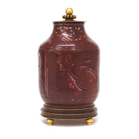 Jais Nielsen, 1885-1961, für Royal Copenhagen: 
Deckelvase, Steinzeug. Signiert. #2370. H: 20cm
