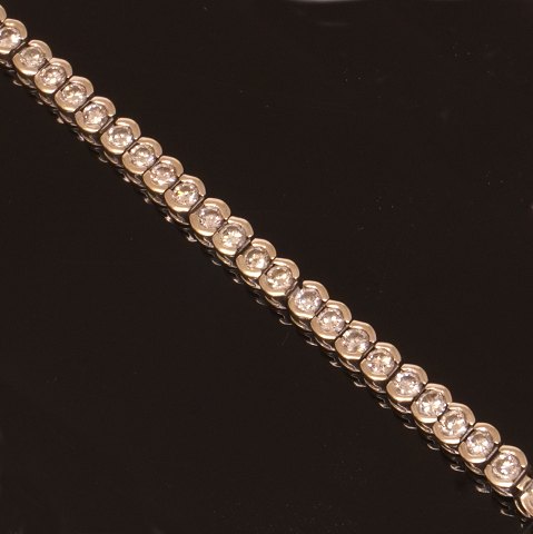 14kt hvidguld tennisarmbånd prydet med 62 
diamanter på hver ca. 0,05ct i alt ca. 3ct. L: 
19,5cm. B: 4mm. V: 15gr