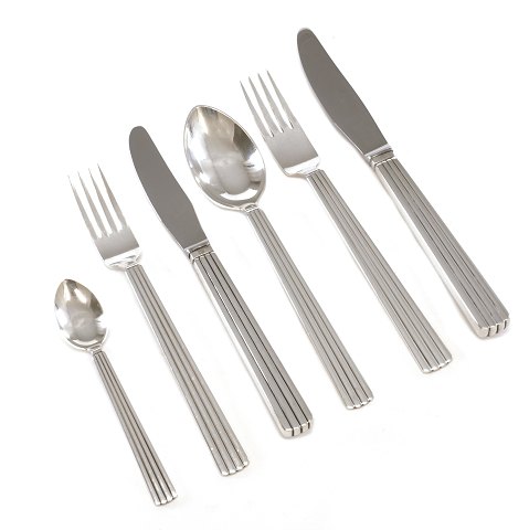 Georg Jensen Bernadotte Silberbesteck für 12 
Personen aus dem Jahre 1962. 72 Teile insgesamt