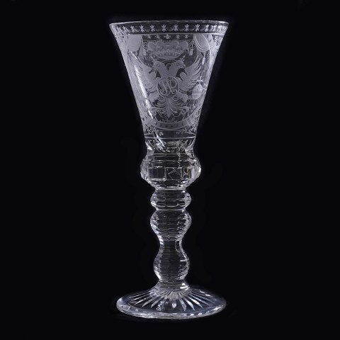 Prachtpokal aus Glas mit Spiegelmonogramm, 
doppeltadler und Krone. Thürringen 1730-50. H: 
28cm