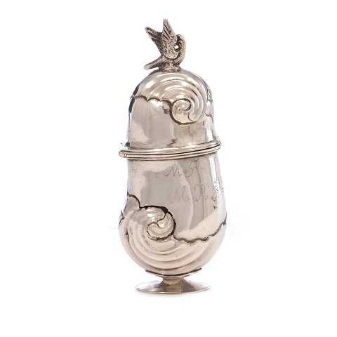 Hovedvandsæg i sølv såkaldt "Haneæg". Ustemplet. 
H: 8,5cm