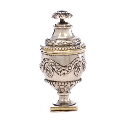 Hovedvandsæg i delvist forgyldt sølv af Jens 
Christian Bøgh, 1791-1810, Vejle. H: 7cm