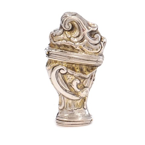 Riechdose aus Silber vom Meister Niels Pedersen 
Kiærulf, 1750-52, Hjørring. H: 6,5cm