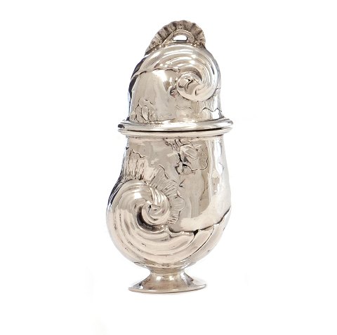 Hovedvandsæg i sølv såkaldt "Haneæg". Ustemplet. 
H: 7,2cm