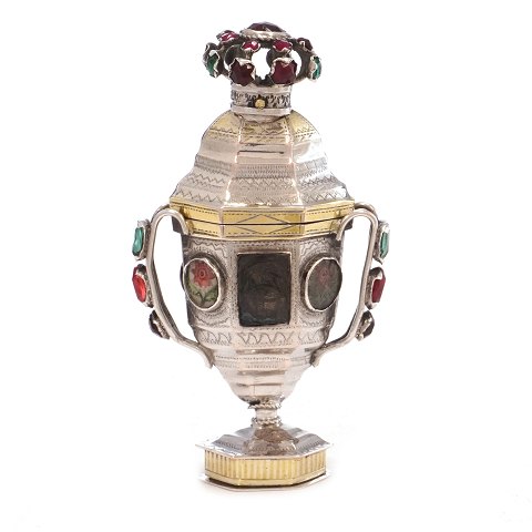 Hovedvandsæg i delvist forgyldt sølv med utydeligt 
mesterstempel. Tønder ca. år 1820. H. 10cm