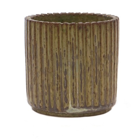 Arne Bang riflet stentøjs vase 129. Signeret. H: 8,8cm