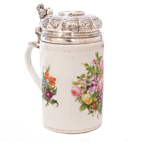 Tidligt Royal Copenhagen porcelænskrus med sølvlåg af Detlef Pape, København, af 1750erne. H: 21cm