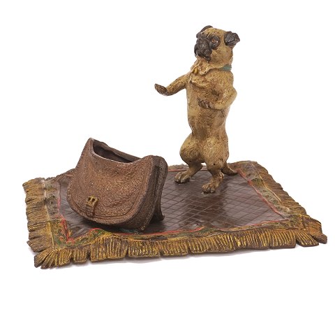 Stor wienerbronze i form af hund med taske på tæppe. Visitkortholder(?). Stemplet. H. 12cm. Base: 19x15,5cm