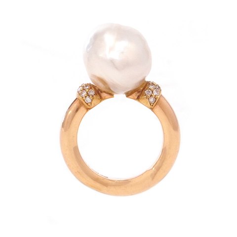 Benny Holmsted, Copenhagen, 1989-2001, 14kt gold ring with a pearl. Ringsize: 50