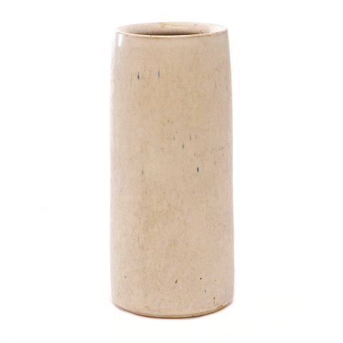 Saxbo Steinzeugvase  mit heller Glasur signiert Saxbo. H: 16,5cm