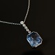 Hänger mit Aquamarin und fünf Diamanten. Ca. 0,3ct. Halskette aus Silber. L: 
41cm