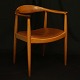 Hans J. Wegner: The Chair i mahogni, PP 503, med rødt lædersæde. Fremstillet hos PP Møbler