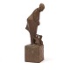 Hanne Varming, Dänemark, geb. 1939: Bronzeskulptur, Frau mit zwei Hunden. 
Signiert. H: 47cm