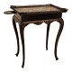 Sort dekoreret bord med guldstafferinger og udtræk til lys. Plade i form jernbakke med gennembrudt gallerikant og blomstermotiv. Danmark slutningen af 1700-tallet. H: 75cm. Bakke: 44x63cm
