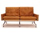 Poul Kjærholm Couch PK31/2 bezogen mit Braunem, patiniertem Leder. Hergestellt 
von Fritz Hansen. H: 70cm. L: 137cm. T: 76cm