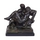 Gerhard Henning bronzefigur. Gerhard Henning, 1880-1967, bronzefigur i form af elskovspar. Signeret. Monteret på sokkel. H: 12cm. 9,5x10,5cm. (Mål uden sokkel)