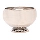 Grosse runde Hans Hansen Sterlingsilber Schale. Gestempelt Hans Hansen und datiert 1936. H: 12,5cm. D: 19cm. G: 744gr