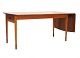 Schreibtisch von Bent Moudt, ausgeführt vom Tischlermeister Arne Poulsen aus Kiefer und Palisander im Jahr 1954 präenstiert unter der Bezeichnung „Sammler-Tisch“. Höhe: 73 cm. Tischplatte: 160x84cm + 47cm