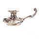 Kammerstage udført i sølv af A. Michelsen, København, 1891. H: 5,4cm. L: 14cm. V: 250gr