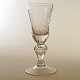 Grosser Glaspokal mit den Wappen der Familien Holck & von Winterfeldt. H: 23cm