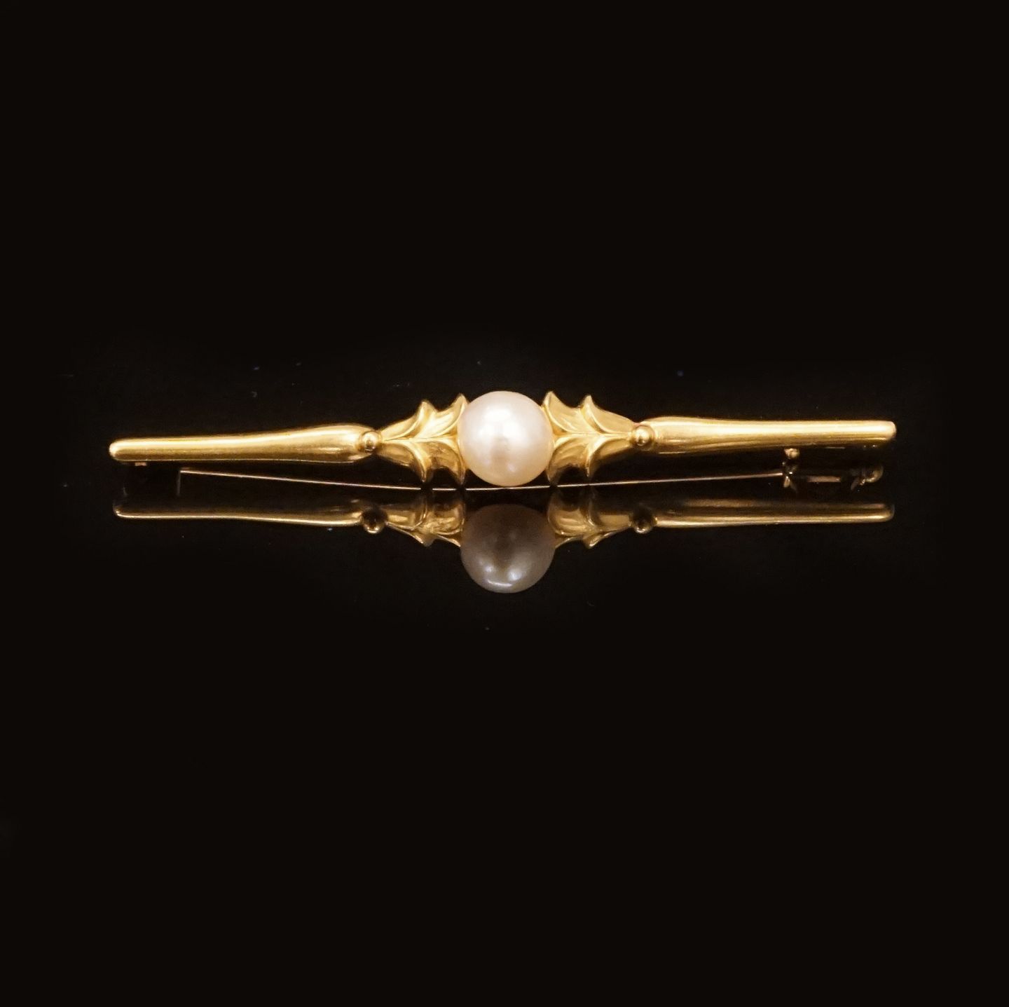 Aabenraa Antikvitetshandel * Nielsen, Broche i 14kt guld prydet med perle. Leveres i