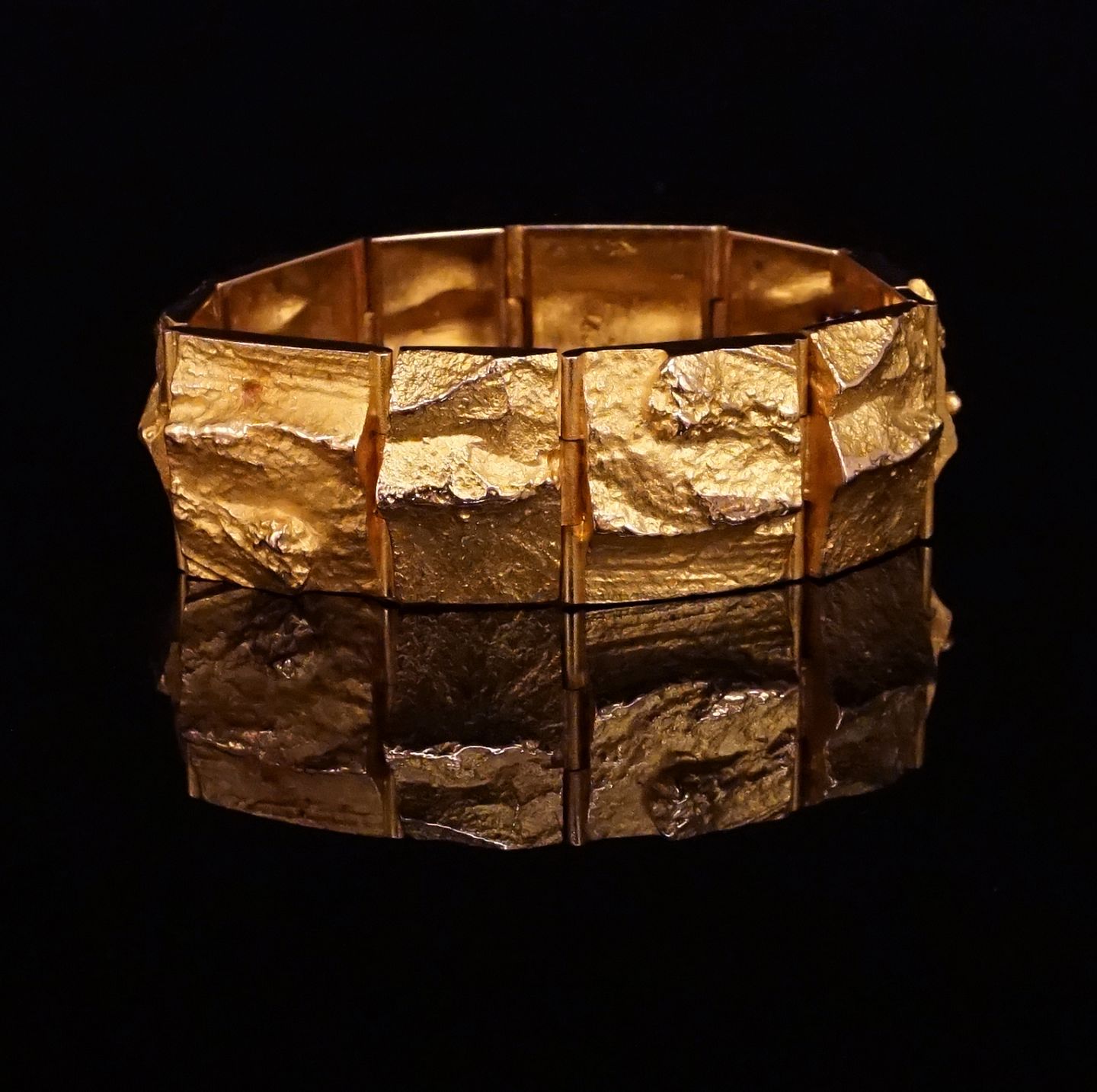 Antikvitetshandel * og bredt Lapponia armbånd i guld. Stemplet Lapponia, Finland. L: