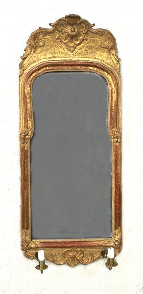 Forgyldt spejl med lysholdere. Original forgyldning.Sverige ca. 1750.Mål: 101x42cm.