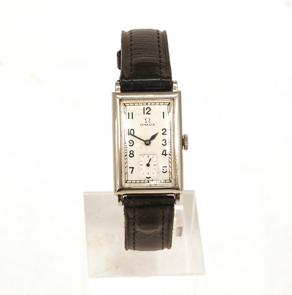 Omega T17, stål. Ca. årgang 1940. Leveres med box