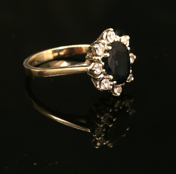 Ring, 14kt Weissgold, mit acht Diamanten und in der Mitte einem Saphir