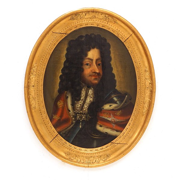 Stort ovalt portræt af Christian V, 1646-99, olie på lærred i stor forgyldt ramme. Lysmål: 69x53cm. Med ramme: 90x74cm