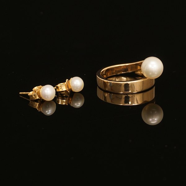 E. M. & V. Hansen, Denmark: Ring and pair of studs, 14ct gold. Ringsize: 55