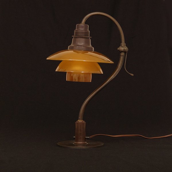 Poul Henningsen, 1894-1967, for Louis Poulsen: "Spørgsmålstegnet", PH 2/2 
bordlampe. Stel af bruneret messing med originale ravfarvede skærme og 
gennemgående afbryder. H: 39,5cm