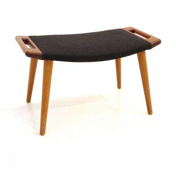 Hans J. Wegner, 1914-2007: Skammel til Bamsestolen, eg og teak. model AP-29