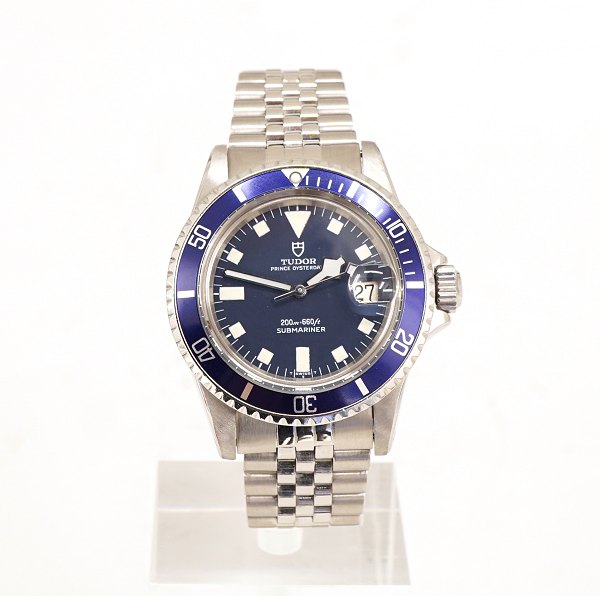 Tudor Submariner Snowflake med blå skive. årgang 1976. Ref. 94110. På Rolex 
Jubilee lænke. D: 40mm. Leveres med Tudor box