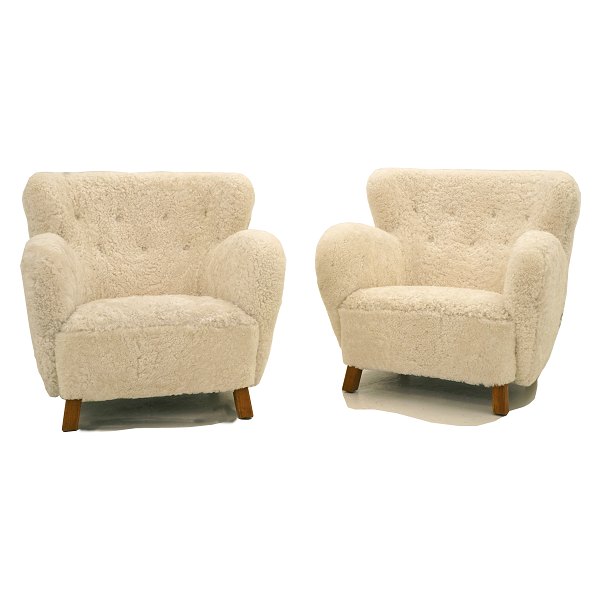 Ein Paar Lounge Stühle mit Lammfell. Dänemark um 1935. H: 38/77cm