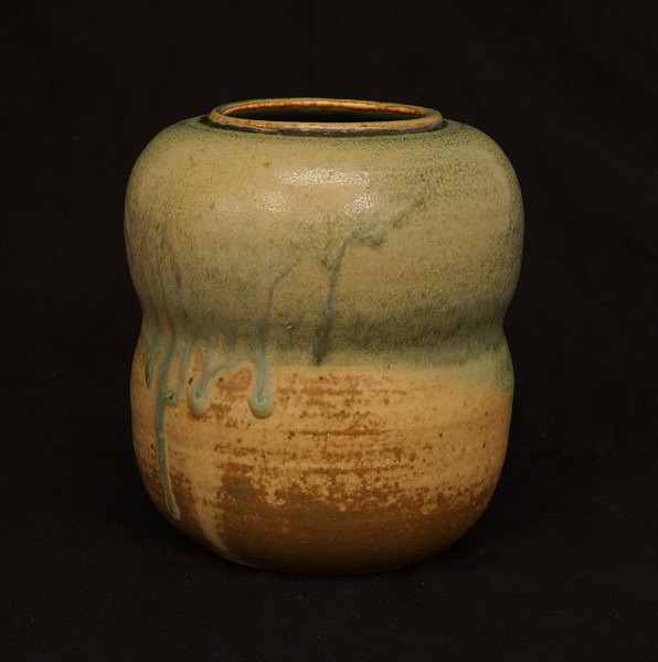 Patrick Nordström Vase, Steingut. Signiert 30.2.1926. H:16,5cm. D: 15cm